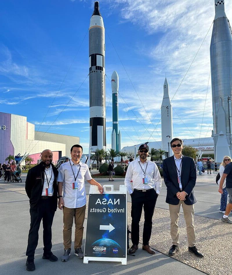 Dr. 吴钊燮(左)和他的三位博士后研究员(左至右:吴钊燮博士). 迪利普•托马斯, 徐操(Xu Cao)和麦凯·马伦(McKay Mullen)参加了SpaceX火箭的发射仪式，该火箭搭载了从他的实验室获得的ipsc衍生的心脏类器官. (图片由博士提供. 约瑟夫·吴)